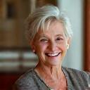 Portrait souriant de Madame Dubois, une cliente particulière satisfaite.
